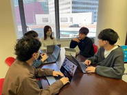 時には相談しながら作業も