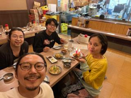 せんべろ居酒屋にて共同創業者Yukiの誕生日会を開催。この日はエビ天（231円）がケーキの代打を務めてくれた。「晩杯屋（バンパイヤ）」は貧しいスタートアップ経営者の味方だ。