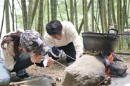 スタッフ研修の舞台は無人島！主体性・判断力・忍耐力・想像力など様々なスキルを身につけるため、“無人島“という非日常的な環境で更なる成長を求めて研修を行います。また、自然災害の多い北海道において重要なBCP対策の一環でもあります。