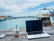 PCさえあればどこだってオフィス。フルリモートが基本スタイルなので、オフィスでもリモートでも働く場所は自由。社員は全国各地にいます。