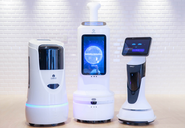 当社ではこのようなサービスロボットを提供しています。飲食店やホテルなどで、このようなロボットが活躍している姿を目にすることが増えてきたのではないでしょうか？人材不足の業界で、このようなロボット達は救世主となります。