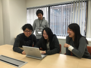 勉強会でのワンシーン。定期的に開催される勉強会での学びは社内ナレッジサイトでも頻繁に共有され、エンジニア同士で刺激になっています。