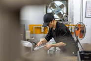 しいたけ菌床の仕込みを行なっている弊社の社員