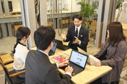 部署の垣根を超え、フラットに意見を出し合う風土