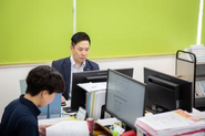 PCに向かって事務作業を進める先輩社員の様子です。お客様に最適な提案をするための資料作成や、機械が安全に動くためのメンテナンス計画のサポートなど、多岐にわたる業務を行っています。私たちの仕事は、お客様の「困った」を解決し、快適な環境を提供すること。 そのためには、地道な事務作業もとても大切です。入社後は、基本的なPC操作から丁寧に教えますので安心してください。お客様第一に考える姿勢を大切にするこの職場で、私たちと一緒に、社会人として大きく成長していきましょう！