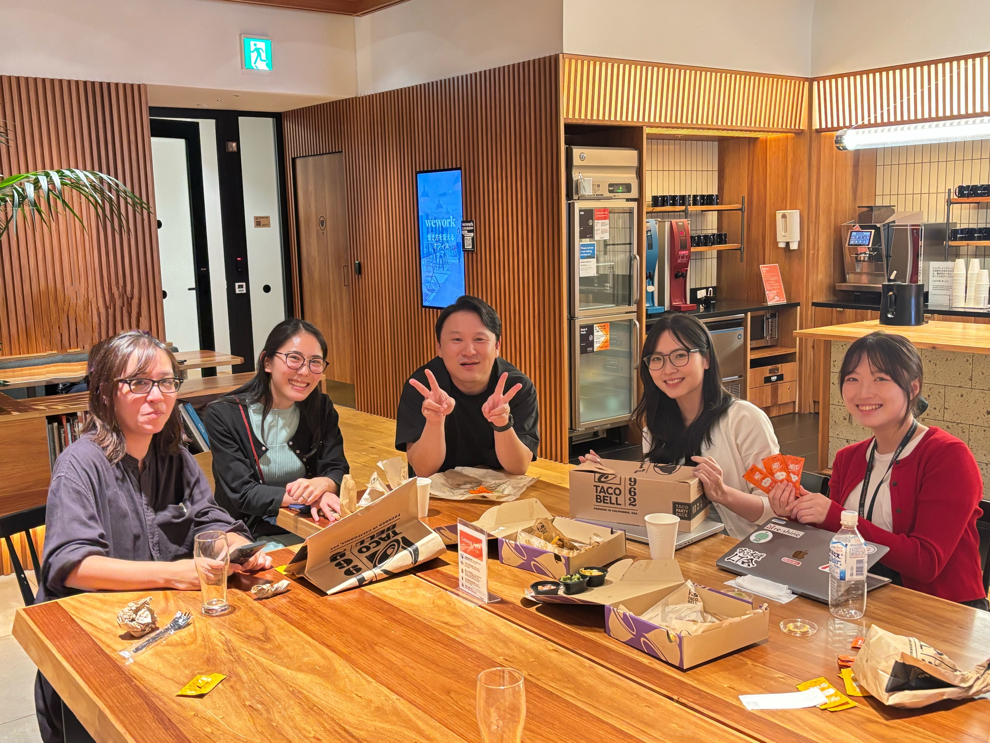 いい仕事は楽しい交流から！福利厚生を利用した木曜ビール会で乾杯！