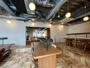 下北沢駅直結徒歩0分の場所に、働くシェアオフィスがあります。間接照明が多いおしゃれなオフィス空間で仕事に取り組むことができます。