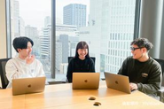 社会の変化や組織の成長に伴い、働き方も柔軟かつ多様化させていく考えですが、対面でのコミュニケーションには大きな価値があることを忘れません。離れた拠点にいるメンバーとも、直接顔を合わせる機会を積極的に設けています。