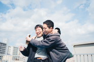 右：新 拓也（代表取締役）、左：スガ タカシ（取締役）