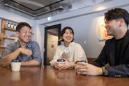 前例のない発信に、正解はありません。だからこそ、アイデアが生まれやすい、クリエイティブな空気の漂うオフィス環境を会社として整備しています。試して、反応を見て、また試す——そのサイクルを楽しめる環境です。