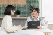 制作メンバ―同士で打ち合わせ中