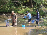 池の水を抜いて外来種の駆除をするイベント。単に駆除するだけでなく、どんな生きものが暮らしているのか、なぜ外来種が問題なのかを知ってもらう機会として一般の参加者も募りイベント化。こうした形で、生態系の保護と自然に関する啓発を両輪で行うことにも取り組んでいます。