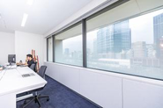 6階のオフィスは見晴らしよくシンプルです！