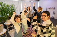 社内メンバーによる自主的な勉強会やイベントも多い。この日はDJにあわせて、うどんを踏みながらダンスする歓迎会