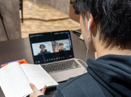 コーチング実施中の様子。オンラインで行いますが、コーチと生徒は互いの顔を見ながら信頼関係を築いているので、高いコーチング効果が期待できます。