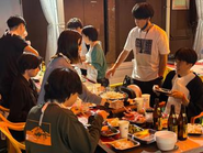 コミュニケーション費用という福利厚生があり、ランチや飲み会など会社から3,000円～5,000円の補助が出ます