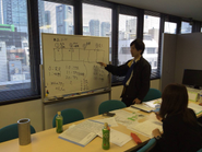 一番入社歴の浅い人間が新入社員を教えます。