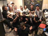 毎月行うパーティーの様子　お客様とスタッフ