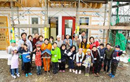 地域で行ったイベントの様子です。たくさんの地元住民の人が集まってくださり、笑顔が溢れる時間となりました。このような浦河の盛り上げも、神馬建設の大切な役目です。