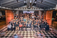 年に一度全社員で集まることも！交通費はもちろん、遠方からの方には宿泊費の支給も☆。普段画面越しで話している相手に直接会えると、なんだかワクワクしちゃいますね。写真のイベントも、実施後の社内アンケートで「お世話になっている人に対面でお礼を言うことができた」、「仕事が前よりやりやすくなった」と大好評でした！