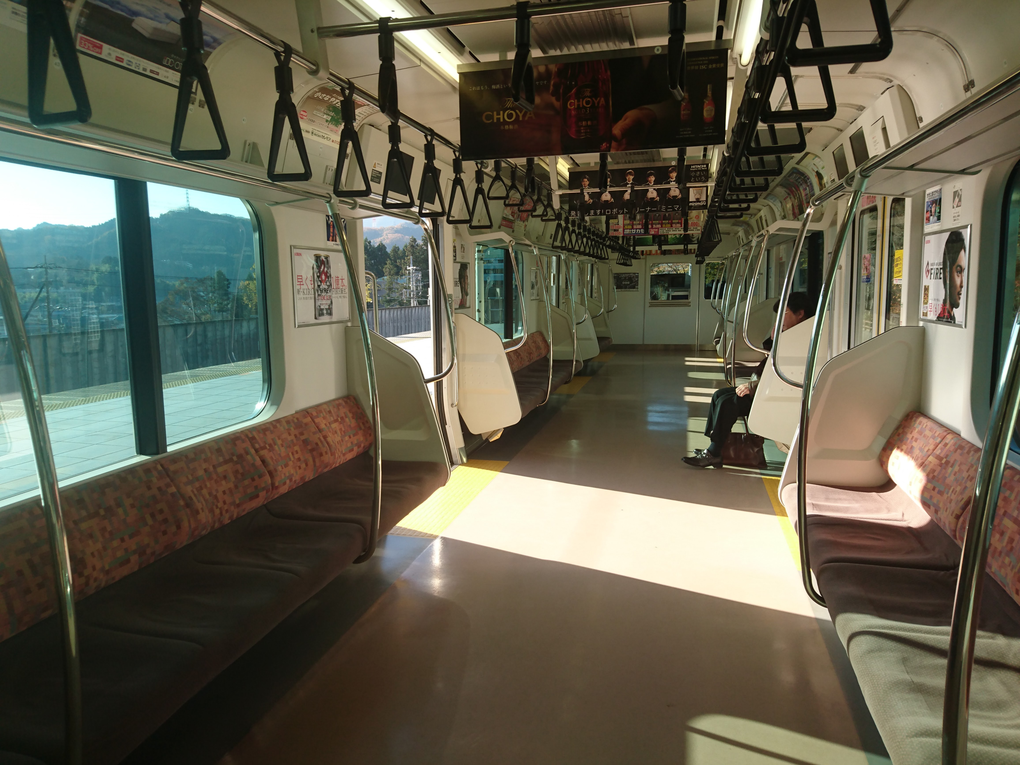 通勤は電車もガラガラ。。