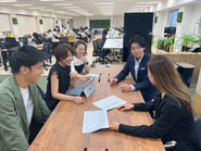 部署をまたいでのミーティング。自費診療領域の様々な情報が集まってくるのがSSFグループの強み！