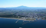 斜里岳のふもとに位置する斜里町市街地。人口の7割が住む町の中心地