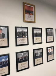 月間MVPを獲得した社員・事業部の写真になります。DYMでは優秀な成績を収めた人間を全員で称えあう文化があります！