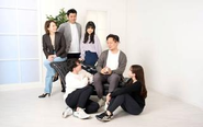 お互いの経験を活かして、カバーし合いながら業務に取り組んでいます。
