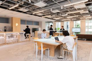 リモートokですが、オフィス環境も整っています。日中はフリースペースで仕事をすることも。