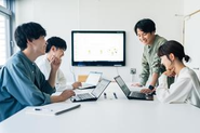 企画、マーケティングなど、自分たちで手掛けます。