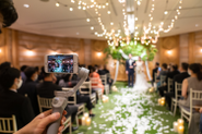 結婚式専用ライブ配信アプリ「Wedding Live」を開発し、スマホで簡単に高画質な結婚式の配信を実現。当日会場に来れないゲストのために感動を届けます。