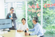 ブライト社長の小川が、部長の馬場、経理の片野と談笑する様子
