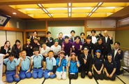 会社の理念をかるたを通じて浸透させていく「理念かるた大会」の集合写真。試合後には各社参加者の皆さんが「予想以上に白熱した！」と笑顔で語っていました。