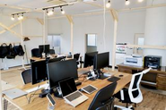山梨のオフィスは清潔で、コミュニケーションがとりやすい環境です