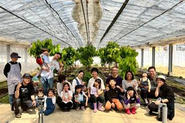 福岡カカオ農園でカカオの植樹後