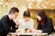 勉強熱心で向上心の強い集団であることも強み！ベテランエンジニアのもとで業務に従事しつつ勉強も怠らない、成長意欲の高い社員と一緒に切磋琢磨しながら働ける環境です。
