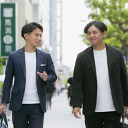 服装は、オフィスカジュアルです