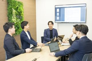 ミーティングではオープンなコミュニケーションで各メンバーが提案を行います！