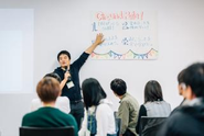 ひとつの学年を担当し、1年間を通じたカリキュラムの全体設計・見直しから、毎週の授業プランの作成、学年担任会でのミーティング、授業用の資料の作成、授業実施まで、一気通貫で担当します。また、地域探究に取り組む生徒と、大槌町や三陸地域の多様な大人とを接続します。生徒一人ひとりの関心や課題意識に応じた機会を設けるために、時に約30か所への生徒訪問を同時に調整することも。そこでどんな化学反応が生まれるか、想像をめぐらせながらアレンジしていくのも大事な仕事の一つです。