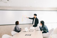 役職関係なくフラットな意見交換が活発に行われます