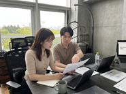 学生チームに裁量を渡しつつ、専任の社員が定期的な壁打ち相手になります。『ただの学生扱い』はしないからこそ、厳しいフィードバックを通して一生モノの思考力が身につきます。
