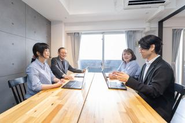 営業での会議風景の一コマ。エンジニアのフォローや採用など様々さことを話し合います。