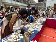 移動式科学館「ThinkSquares(シンクスクエア)」をベースにした、こどもに科学の体験を与える新しい知育体験型科学コンテンツです。 海外では子ども時代にSTEM分野の体験を積んだ子どもが将来的に社会で活躍しやすいことが実証されており、各国で積極的な科学をこどもに伝える為の取り組みが行われています。 