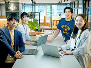 建設業界の出身は全体の10%程度。様々なバックグラウンドの仲間が専門性を活かして活躍しています。