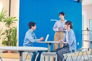 20〜30代を中心に、様々な業界から集まった中途メンバーが活躍しています