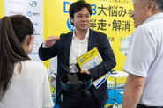 展示会での営業代行の様子