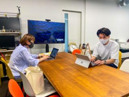 基本的には全社員テレワークで勤務していますが、必要に応じて出社しコミュニケーションを取っています