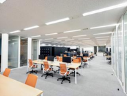東京・大阪・名古屋の３か所のオフィスに、自社の研修施設を併設しています。 在宅でのリモートワークも可能です。