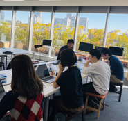 本社はガラス張りで景色良い環境です。部署間で連携しやすい1フロアーで働ける環境です。